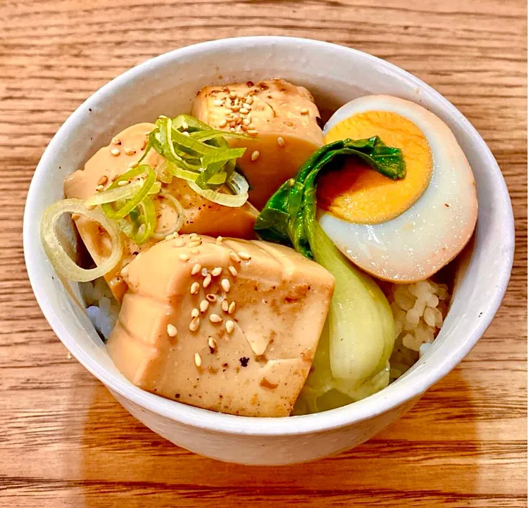 「我家風 とうふ飯 」🍚
ヘルシーご飯に味噌汁と
常備菜を添えて 昼ごはん💦|ばくあんしゃさん