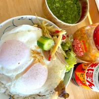 パクチースープと目玉焼丼　自家製浅漬け添え|ATSUMIさん