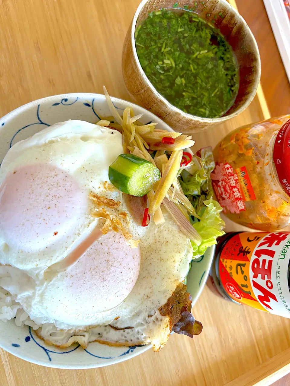 パクチースープと目玉焼丼　自家製浅漬け添え|ATSUMIさん