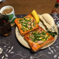 ガーリックピザトースト、Yummy!万能クッキングたれ・ガーリック＆ペッパー追加して焼いたガーリックピザトースト、練乳パン、野沢菜漬け、具材入りタマネギスープ、バナナ(昼飯)|enarinさん