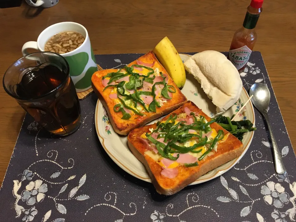 ガーリックピザトースト、Yummy!万能クッキングたれ・ガーリック＆ペッパー追加して焼いたガーリックピザトースト、練乳パン、野沢菜漬け、具材入りタマネギスープ、バナナ(昼飯)|enarinさん