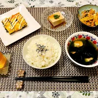 我が家の素朴な夕食(韓国海苔入りだし巻き、ごま豆腐、きゅうり🥒の和え物(キムチ風)、えびのワカメスープ)|Hi-Niさん