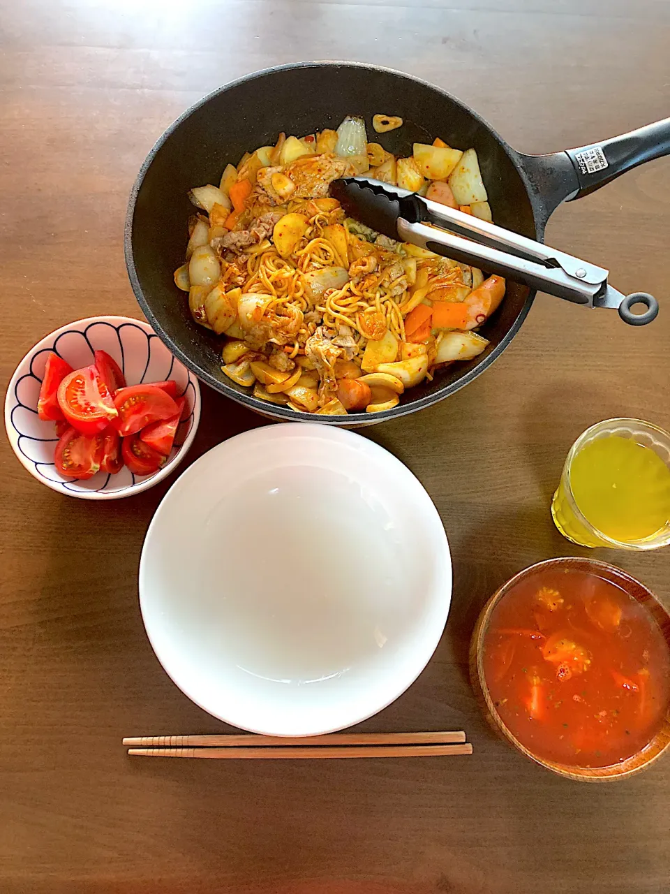 汁なしプデチゲ　ほぼほぼ豚キムチ。ウィンナ、ジャガイモ、人参、中華麺を加えてプデチゲ要素を加味しました。|なびさん