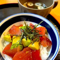 マグロとアボカドのポキ丼| Mikaさん
