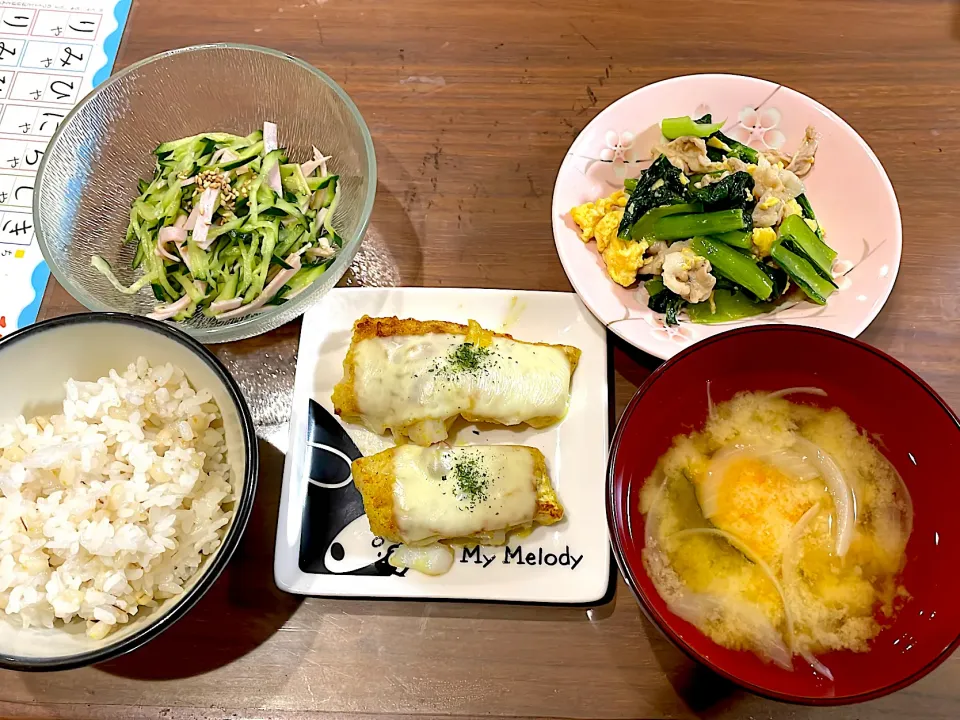 鱈のカレーチーズムニエル　かぼちゃと玉ねぎの味噌汁　豚バラと小松菜の中華風卵炒め　きゅうりとハムの塩レモン和え|おさむん17さん