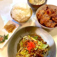 おっさん飯　回鍋肉　手羽元の甘辛煮　もやしナムル　ほうれん草　汁|ひげおやじさん