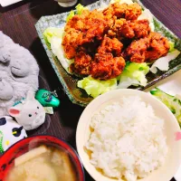押し麦ご飯、ナスと油揚げの味噌汁、鶏の梅唐揚げ、レタスサラダ、もやしとキュウリとセロリのサラダ|サトリさん