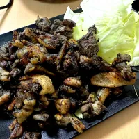 フンドーキン鶏炭火焼きのタレと合鴨脂、バーナーを使って親鶏の炭火焼き風| さくたろうさん