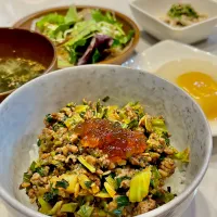 おまめさんの料理 混ぜてもおいしい！卵黄のせ餃子丼| ぎんさん