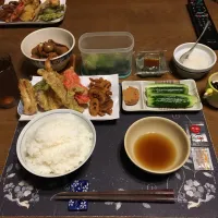 ご飯、天ぷら盛り合わせ、味噌キュー、里芋とイカの煮物、野沢菜漬け、お惣菜のめかぶ、麦茶、カシスジャムのせ手作り牛乳ゼリー(夕飯)|enarinさん