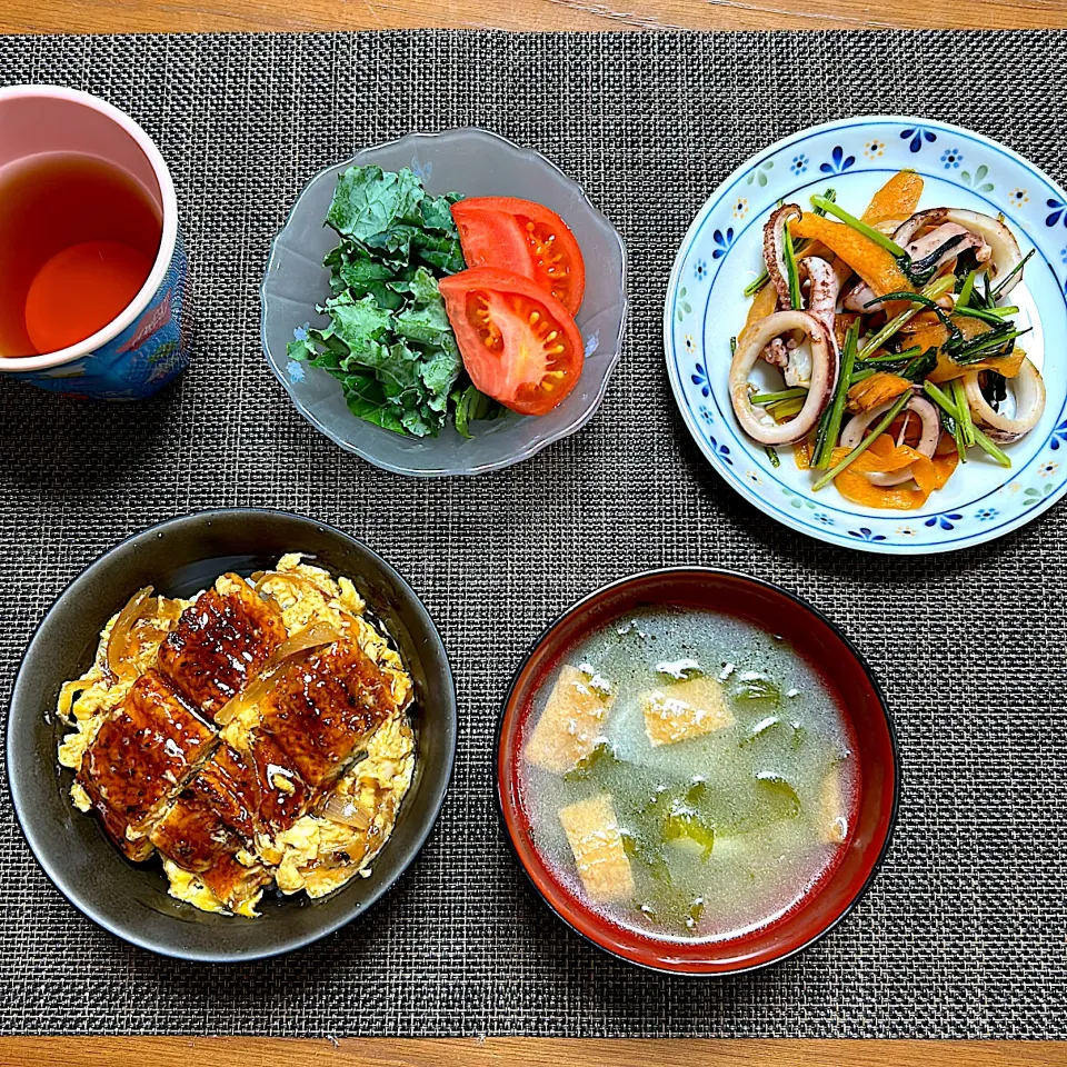 うな玉丼、イカと野菜の炒め物、サラダ、お味噌汁(カブ、揚げ、わかめ)|柚子きりかさん