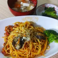 なすとひき肉のトマトスパゲティ、ほうれん草のごま和え|ちゃいさん