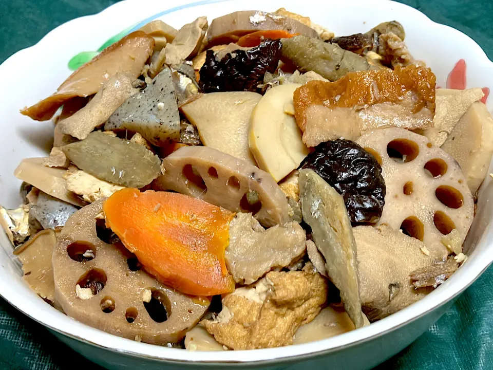 孟宗竹のタケノコメインの煮しめ(筑前煮は好みではなく、昔ながらの滋味溢れる煮しめです) タケノコ、ゴボウ、人参、イリコ、干し椎茸、高野豆腐、厚揚げ、じゃこ天、鯵のすり身、コンニャク、はす、出汁のイリコも出さずにそのまま具材として食べます|🐈⸒⸒⸒⸒つるのダンス🐈🐾さん