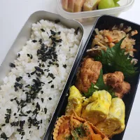 ☆高校生弁当☆もち麦入りごはん、若芽、切干大根、蓮金平、唐揚げ、シラス卵焼き、エビグラタン、キウイ、ぶどう|ｼｮｺﾗさん