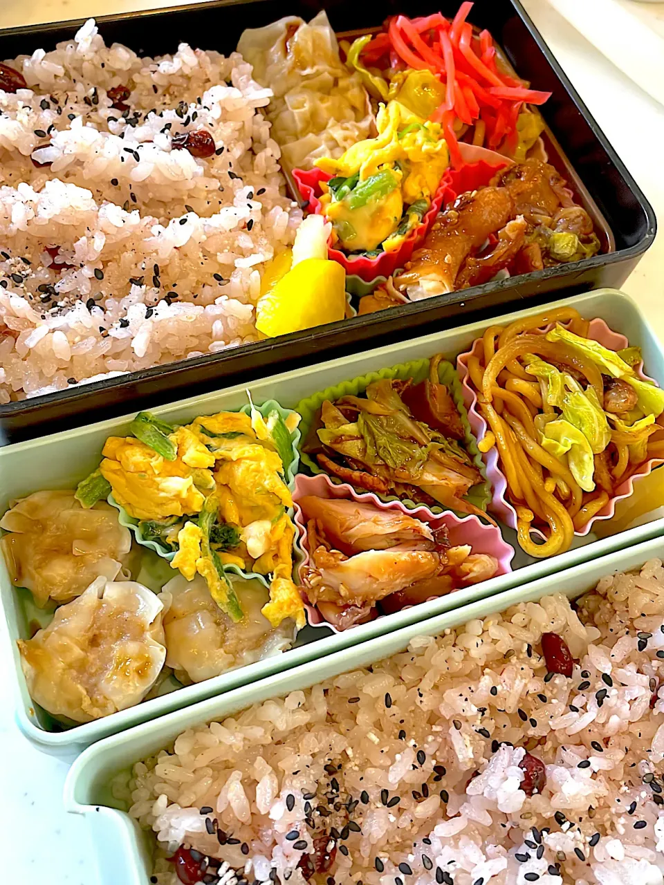 おっさん弁当　回鍋肉　カレー焼きそば　手羽元の甘辛煮　卵焼き　しゅうまい　赤飯　たくあん|ひげおやじさん