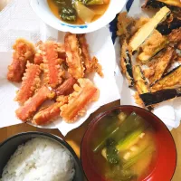 カニカマの紅しょうが天ぷら、なすの天ぷら、京しろ菜と油揚げの煮物、小松菜と油揚げの味噌汁| さきさん
