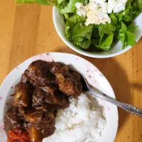 カレーライス、レタスとカッテージチーズのサラダ|さきさん