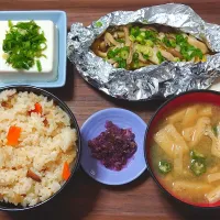 今日の朝ごはん（炊き込みご飯に真鱈とぶなしめじのホイル焼き、冷奴、オクラと油揚げのみそ汁、しば漬け）|Mars＠釜飯作り研究中さん