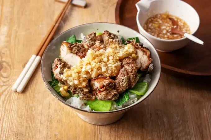 五香粉風味の油淋鶏丼|マルコメ キッチンさん