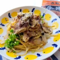 冷凍牛丼の具でおうち吉野家第２弾！　　きのこ濃厚ベジクリームで牛丼パスタ　　　　サボめしだって悪じゃない😋|みるくここあさん