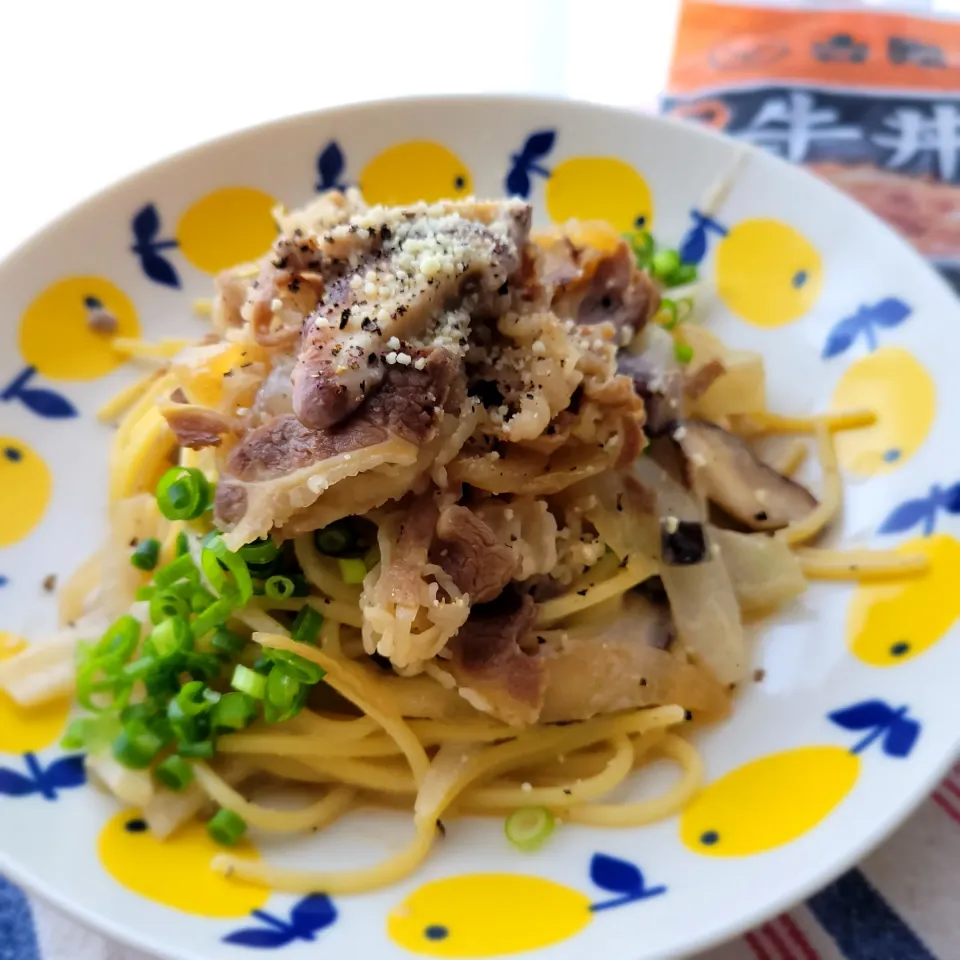 冷凍牛丼の具でおうち吉野家第２弾！　　きのこ濃厚ベジクリームで牛丼パスタ　　　　サボめしだって悪じゃない😋|みるくここあさん