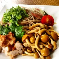 「 なめこ蕎麦 」
冷たい蕎麦に 常備菜を添えて
お昼ごはん💦|ばくあんしゃさん