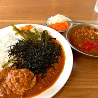 ビーフトマト🐮🍅と極辛キーマクラシックのあいがけ🔥🌶️🍛味玉トッピング🥚ピクルスマシマシ🥒|buhizouさん