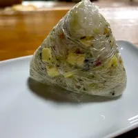 お昼にお茶漬けチーズおにぎりを作りました！| トモちゃんさん