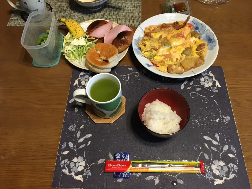 ロールパントーストサンドイッチ、ご飯、卵とじ、千切りキャベツ、白あんぱん、熱い日本茶(昼飯)|enarinさん