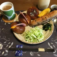 黒糖ロールパントーストサンドイッチ、チョコチップスティックパン、千切りキャベツ、野沢菜漬け、ホットコーヒー、バナナ、カシスジャムのせ手作り牛乳ゼリー(朝ご飯)|enarinさん