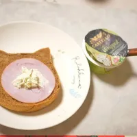 100%全粒粉パンとCASTELLOのホイップクリームチーズ（ガーリック）✨　ハムを乗せていただきます✨　全粒粉の味にも負けないガーリックの風味があります☺️ホイップ状なので口当たりが軽いのも、パンによく合ってました😌|深夜特急fさん