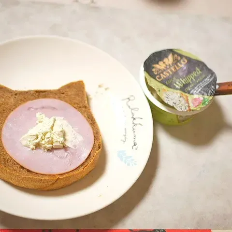 「キャステロ ホイップクリームチーズ ガーリック」を使ってみたSnapdishの料理・レシピ写真:100%全粒粉パンとCASTELLOのホイップクリームチーズ（ガーリック）✨　ハムを乗せていただきます✨　全粒粉の味にも負けないガーリックの風味があります☺️ホイップ状なので口当たりが軽いのも、パンによく合ってました😌
