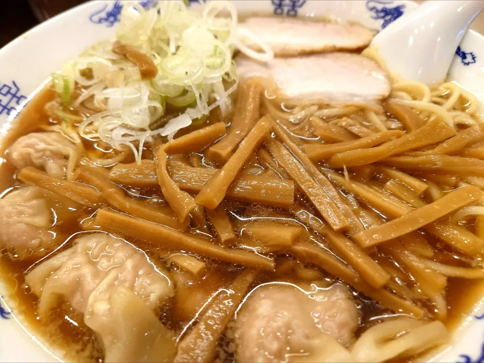 【1956年創業】 
中華そば 共楽 
竹の子そば (葱多め、1,050円) 
＋麺大盛 (50g、50円) 
＋生卵 (別椀、50円) 
＋ワンタン増し (200円)
@銀座2分、銀座一丁目、東銀座 
(JR有楽町駅から徒歩6分) 
25119
〈醤63塩21噌󠄀11タ5昆6出5F6冷2〉|大脇さん