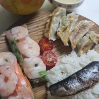 ☆夕飯☆あるもので。餃子、生春巻、鰯甘露煮、ミニトマト、味噌汁、林檎、ごはん|ｼｮｺﾗさん