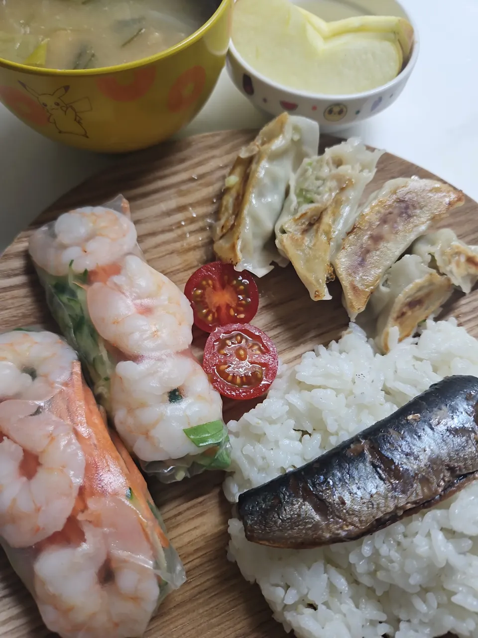 ☆夕飯☆あるもので。餃子、生春巻、鰯甘露煮、ミニトマト、味噌汁、林檎、ごはん|ｼｮｺﾗさん