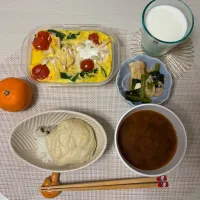 ヘルシーキッシュ、厚揚げ小松菜ひき肉の煮物、しじみ赤出汁、きのこご飯、白パン|むぎさん