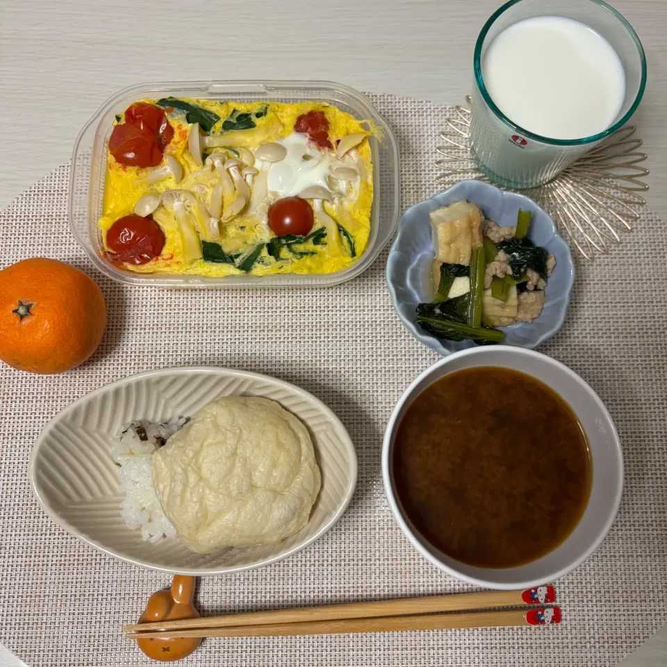ヘルシーキッシュ、厚揚げ小松菜ひき肉の煮物、しじみ赤出汁、きのこご飯、白パン|むぎさん