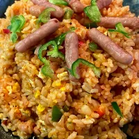 ポークビッツと冷凍パプリカが少しづつ残っていたので！あまりご飯で卵入りケチャップライス作りました😅|abekoさん