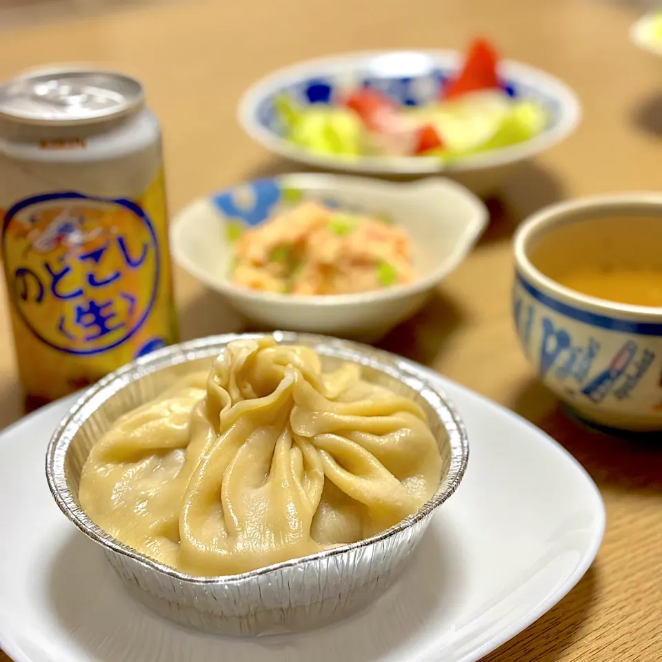 今日の晩酌🍻ジャンボ小籠包、ポテトサラダ、コンソメスープ、シーザーサラダ|藤沢豪さん