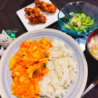 押し麦ご飯、鶏ももとキノコのケチャップ煮、カニカマとレタスのスープ、もやしとキュウリとセロリのサラダ| サトリさん