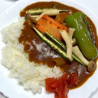 牛すじカレー グリル野菜ピクルスのせ|爰音さん