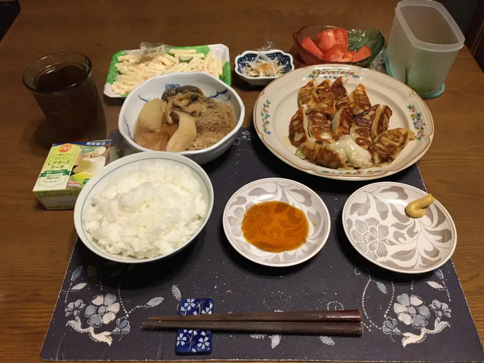 ご飯、焼き餃子2種(肉餃子,野菜餃子)、ミニおでん、マカロニサラダ、トマト、大根のなます、烏龍茶、チーズ専門ブランド『ロルフ』のレアチーズケーキ・国産マスクメロン(夕飯)|enarinさん