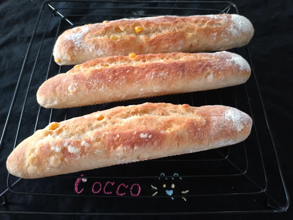 朝日が似合うシリーズ・全粒粉入りコーンのバターフィセル✨|cocco+さん