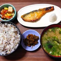 今日の朝ごはん（五穀ごはんにサワラの西京漬（自家漬）、高野豆腐の煮物、オクラとわかめのみそ汁、葉唐きゅうり）|Mars＠釜飯作り研究中さん