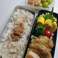 ☆高校生弁当☆もち麦入りごはん、梅、ポテトサラダ、シラス卵焼き、ブロッコリー、ミニトマト、キャベツ、チキンカツ、エビマヨ、キウイ、ぶどう、キリスティック| ｼｮｺﾗさん
