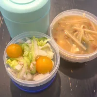 サーモスの中味は親子丼。味噌汁は冷たいけど、ご飯はあったか。|hanakoさん