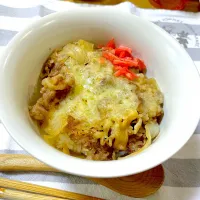 吉野家の牛丼　とろけるチーズのせ|みきゃこさん