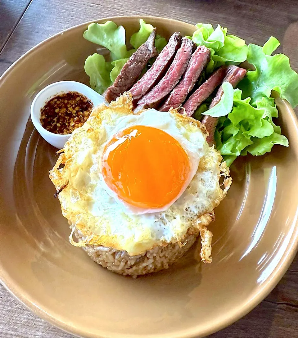 BentoFox's dish sunny side up egg on top of seasoned soy rice with a side of med rare steak|BentoFoxさん