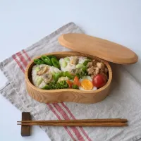 アサリと干しエビと枝豆の炊き込みご飯の
おにぎり弁当♡ ﾟ+｡:.ﾟ|ohanaさん
