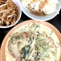 ハンバーグホワイトソース煮込み、サラダ、中華和え|まみみさん